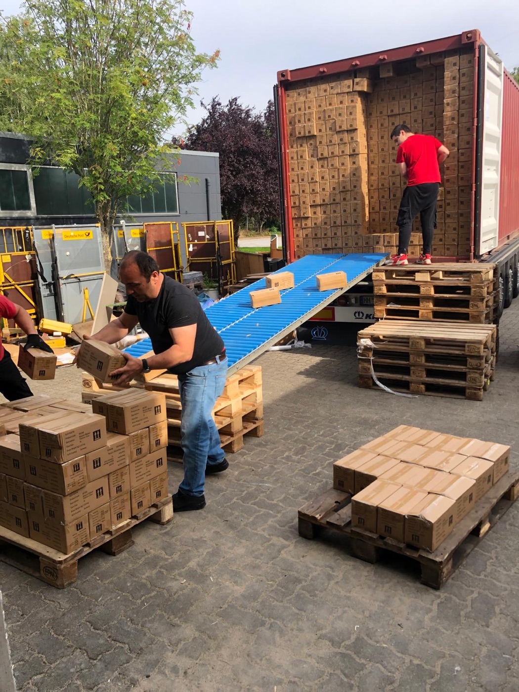 Container-Entladung mit Rollband bei der bundesweiten Abholung