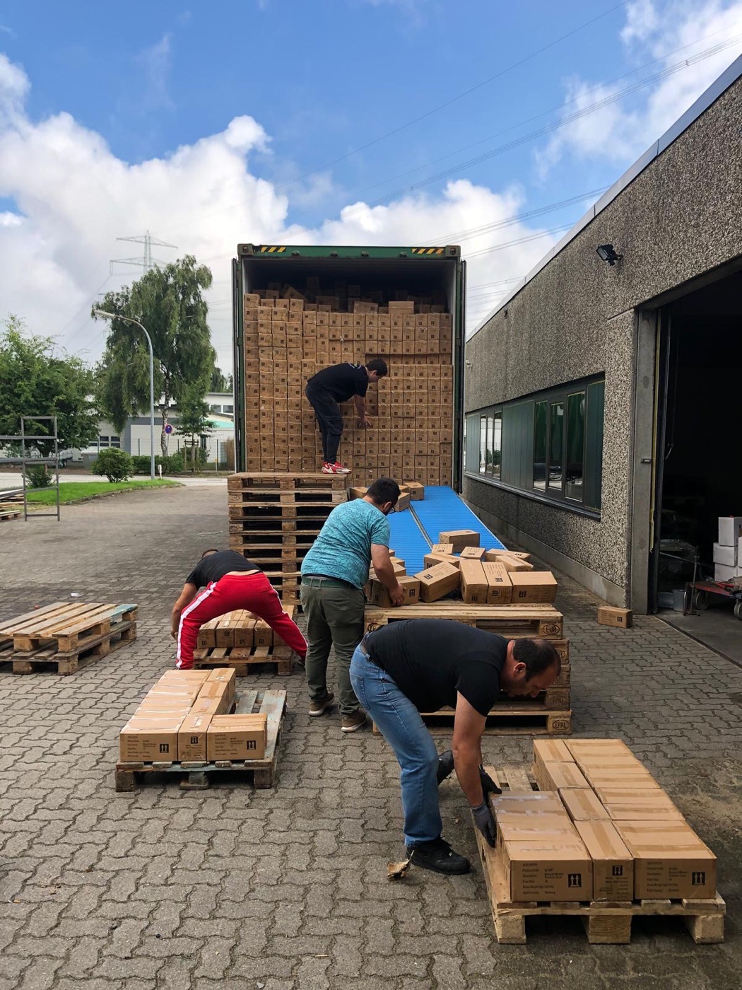 Thonik-Team beim Entladen eines Restposten-Containers in Hamburg